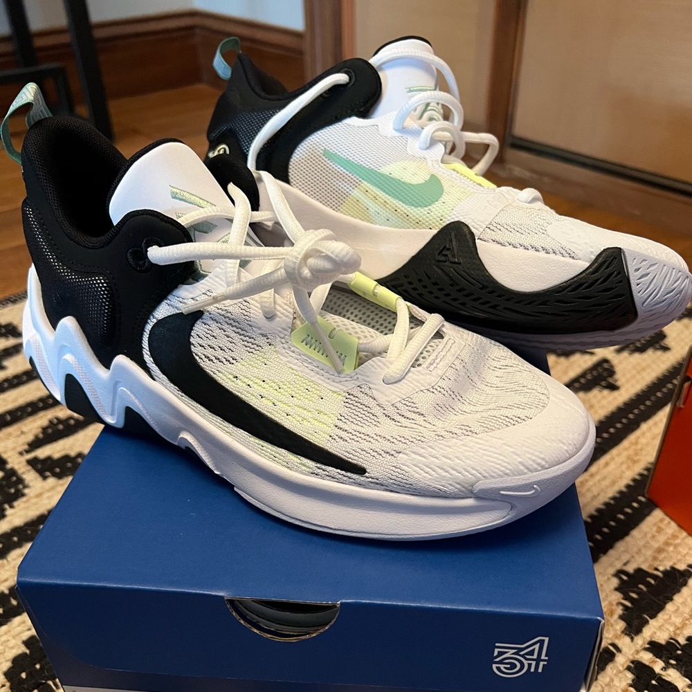 NEW-Youth Nike Giannis Basketball Shoes